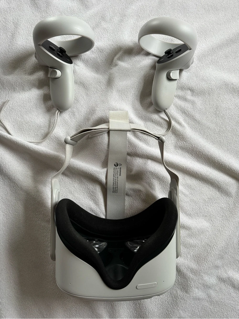 Quest 2 White VR Headset with Carrying Case